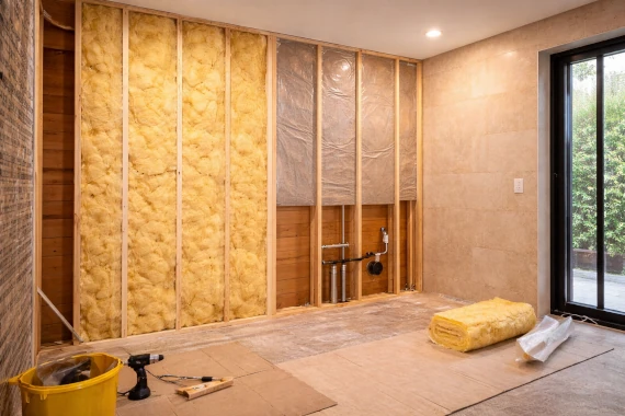 Doublage de murs avec isolation thermique et acoustique en rénovation intérieure